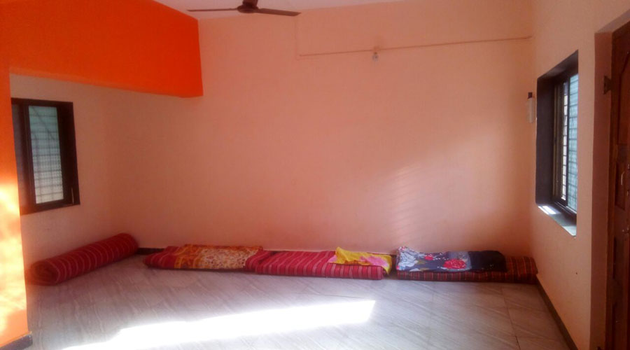 dormatory room in Omkar Sai Niwas provides Non Ac and Dormatory stay with transnational Food in Aare Ware Beach